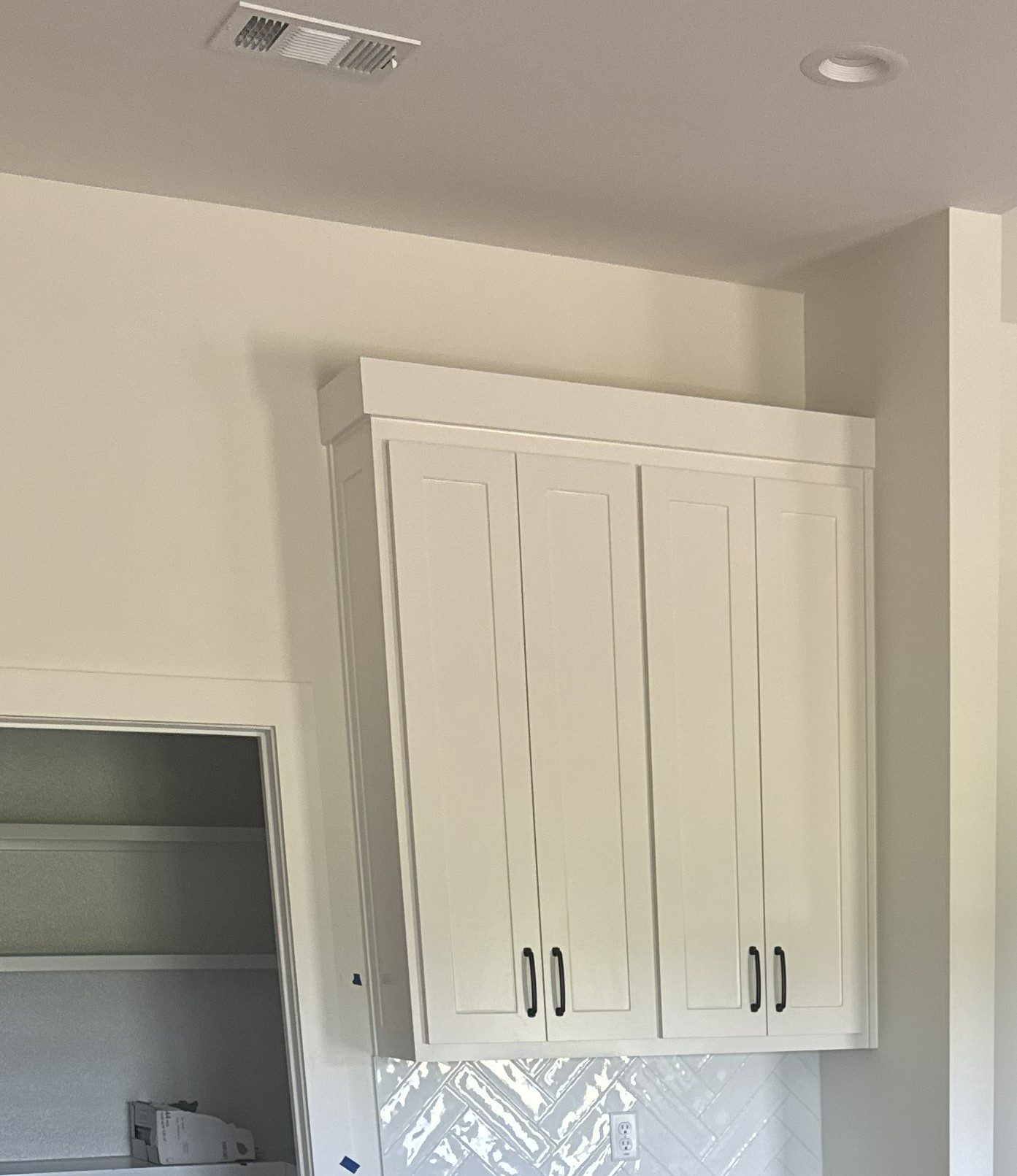 Cabinet with flat crown
