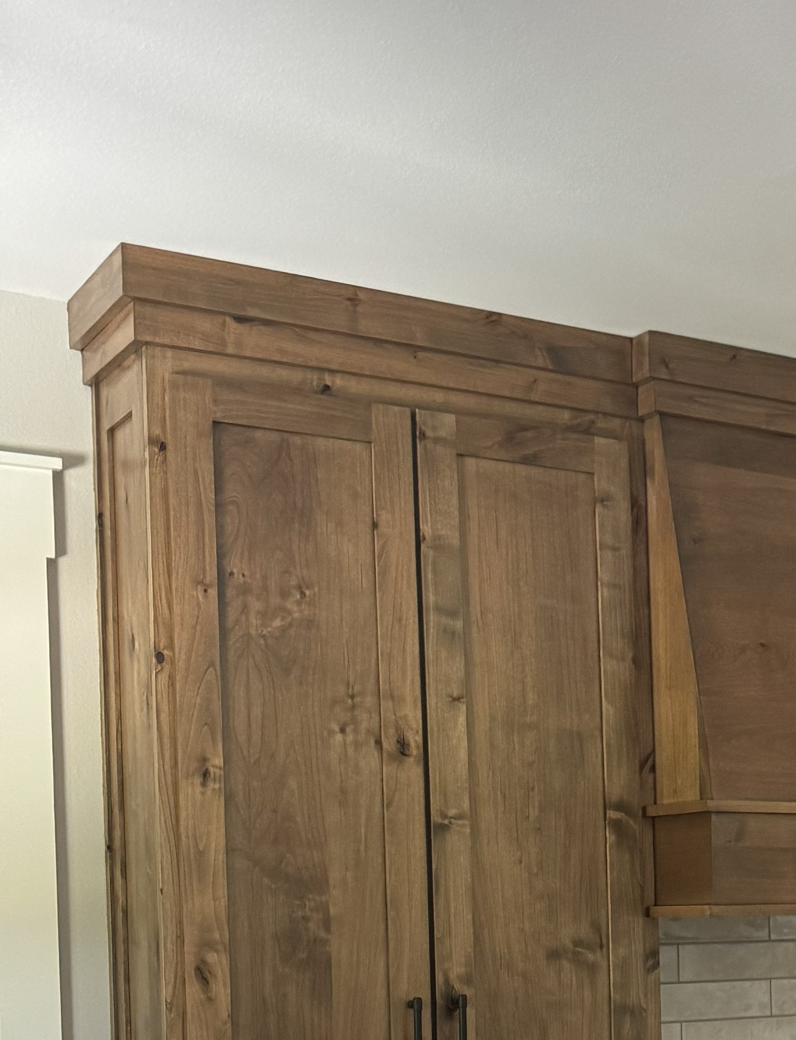 Cabinet with flat stacked crown